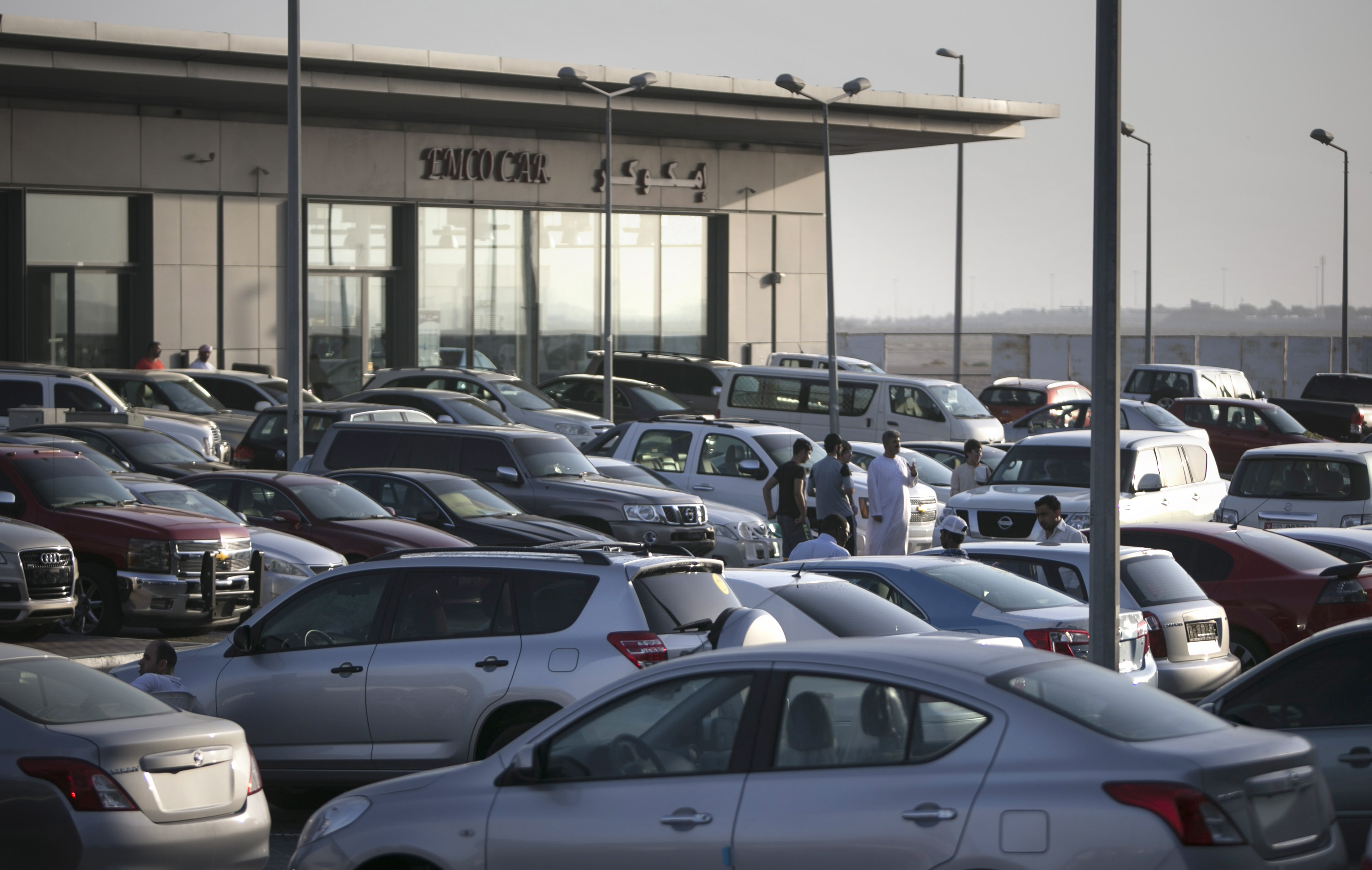 Planning to drive in Abu Dhabi? Here are 10 must-know driving tips for tourists and first-time visitors to stay safe, legal, and confident on UAE roads—brought to you by Honest Rent A Car LLC.